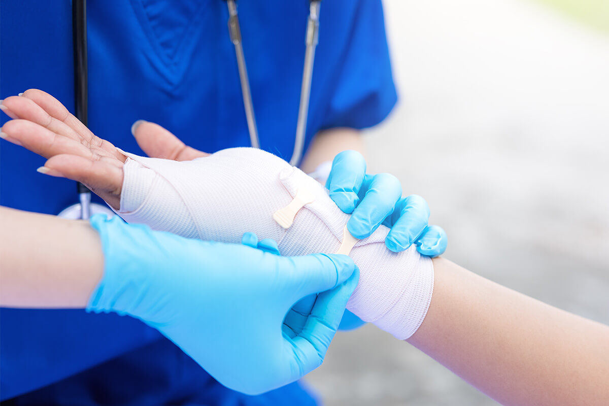 When to See a Doctor for Wrist Pain